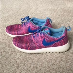 girls nike tennis shoes